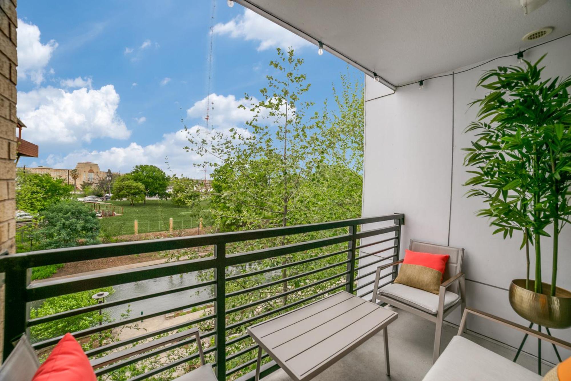 Downtown Apartment With Riverwalk Views Free Parking Pet Friendly Centrally Located On The Riverwalk San Antonio Extérieur photo