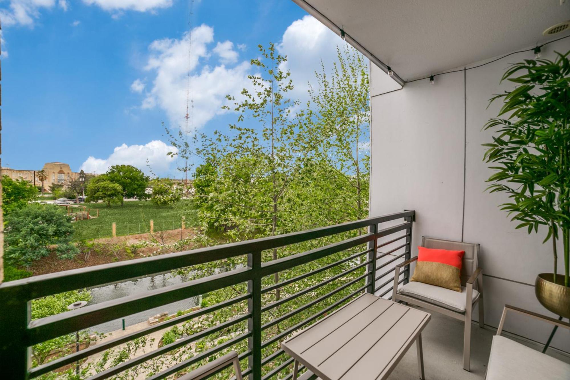 Downtown Apartment With Riverwalk Views Free Parking Pet Friendly Centrally Located On The Riverwalk San Antonio Extérieur photo